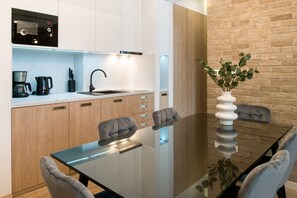 Fridge, microwave, dishwasher, coffee/tea maker
