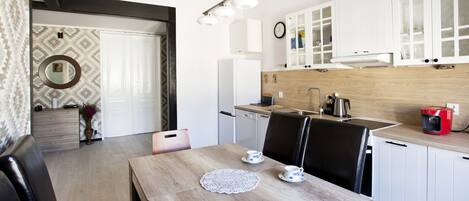 Fridge, microwave, stovetop, dishwasher