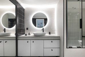 Bathtub, hair dryer, towels