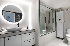 Badekar, hårføner, håndklær og såpe