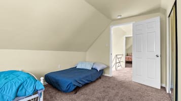 5 bedrooms, desk, free WiFi, bed sheets