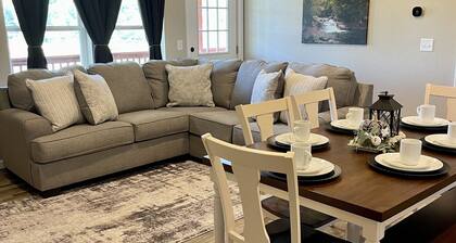 Cozy Sunset Retreat with a Beautiful Mountain View!