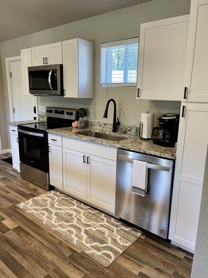 Jääkaappi, mikroaaltouuni, uuni, liesi