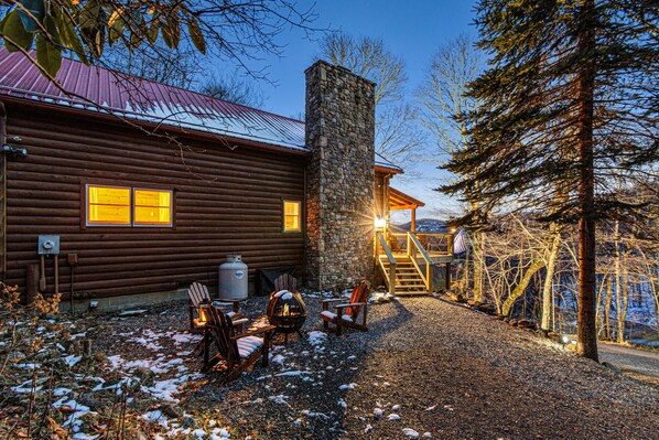 Terrace/patio - Cozy Cabin, Newly Updated, Mtn Views, Hot Tub, Hiking, Mountain Biking (Mars Hill)