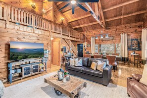 Smart TV, fireplace, video games - Cozy Cabin, Newly Updated, Mtn Views, Hot Tub, Hiking, Mountain Biking (Mars Hill)