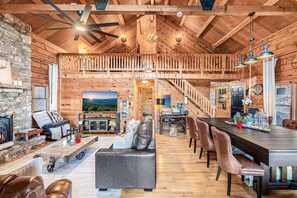 Smart TV, fireplace, video games - Cozy Cabin, Newly Updated, Mtn Views, Hot Tub, Hiking, Mountain Biking (Mars Hill)