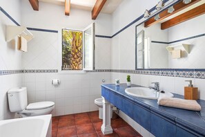 Een bad, een haardroger, handdoeken