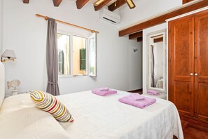 2 slaapkamers, een strijkplank/strijkijzer, gratis wifi, beddengoed