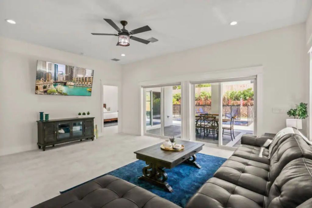 Spacious 4BR 10 beds, 10mins to Beach!