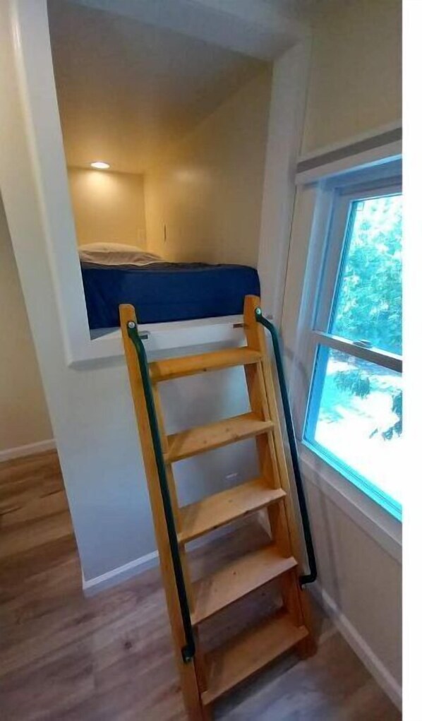 1 bedroom, travel cot, free WiFi, bed sheets