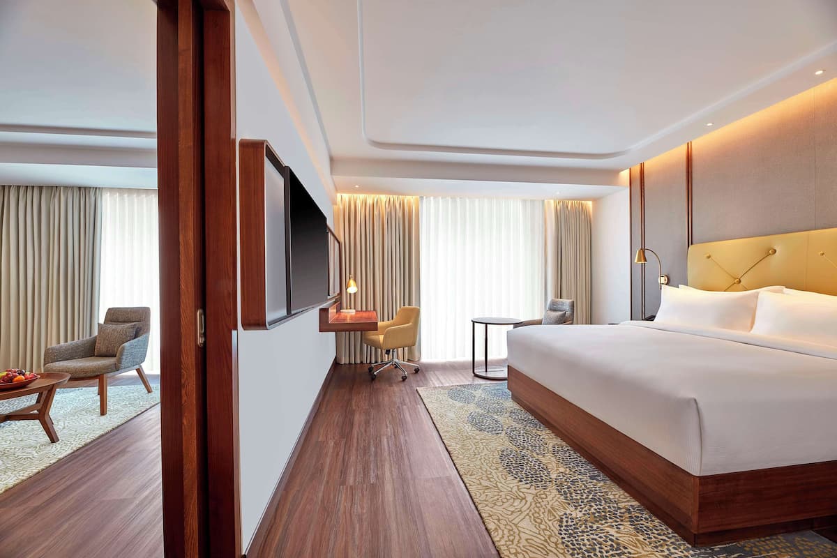 Phòng Suite, 1 giường cỡ king (Ambassador) | Bộ đồ giường kháng dị ứng, minibar, két bảo mật tại phòng, bàn