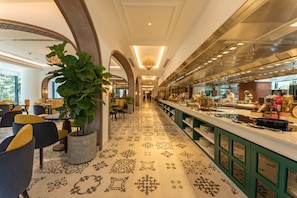 Petit déjeuner buffet servi tous les jours en supplément