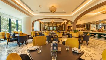 Daily buffet breakfast (INR 1053 per person)