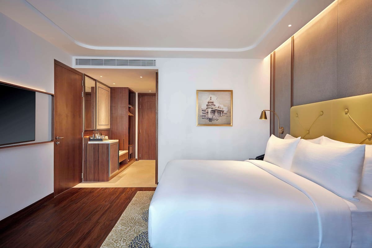 Phòng Tiêu chuẩn, 1 giường cỡ king, phù hợp cho người khuyết tật | Bộ đồ giường kháng dị ứng, minibar, két bảo mật tại phòng, bàn