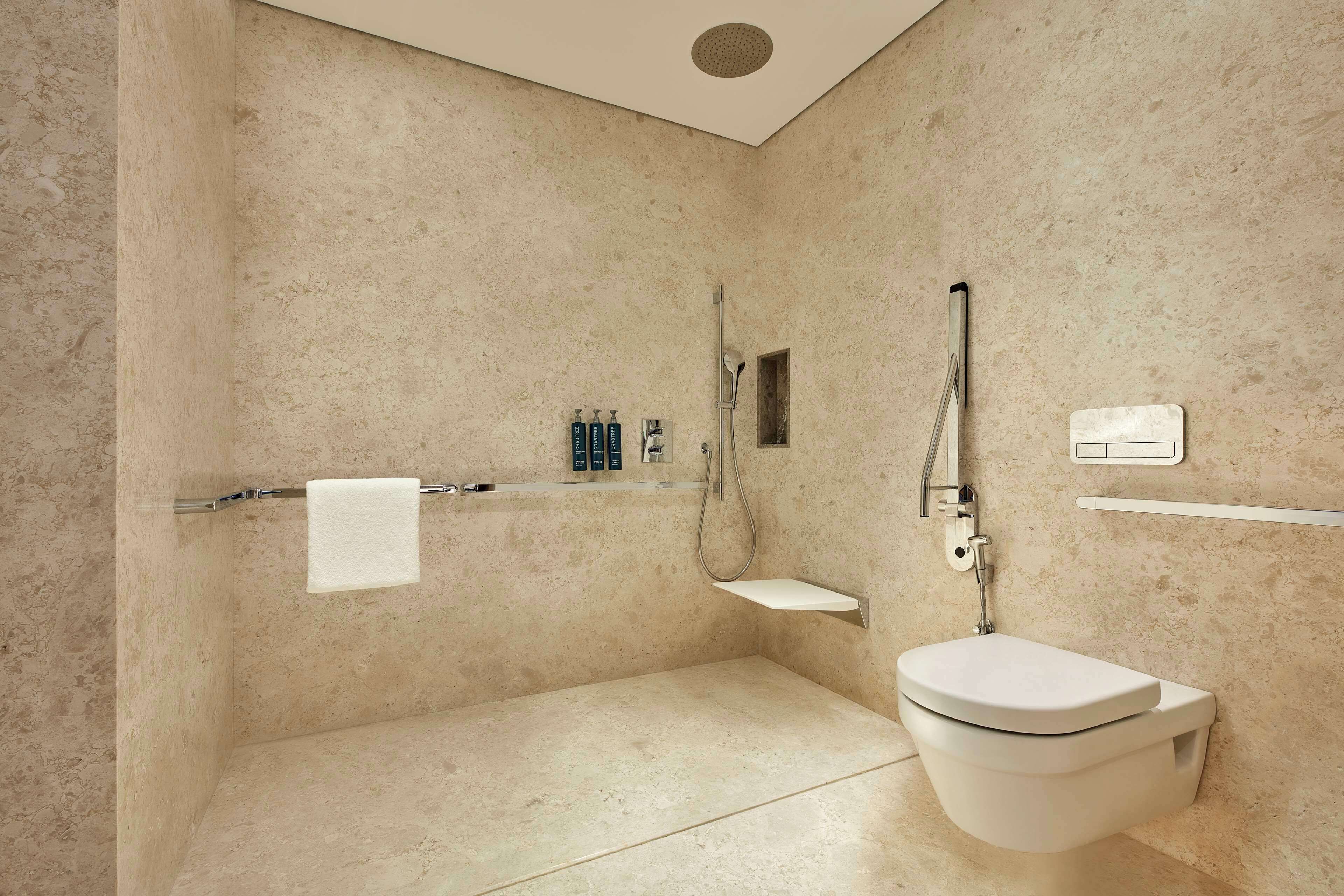 Habitación estándar, 1 cama de matrimonio grande, accesible para personas con discapacidad | Baño | Ducha y cabezal de ducha tipo lluvia
