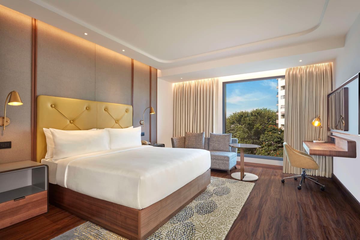 Hypo-allergenic bedding, minibar, in-room safe, desk