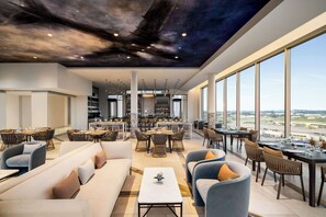 2 bars/lounges, lobby lounge, rooftop bar - Hilton BNA Nashville Airport Terminal (Nashville)