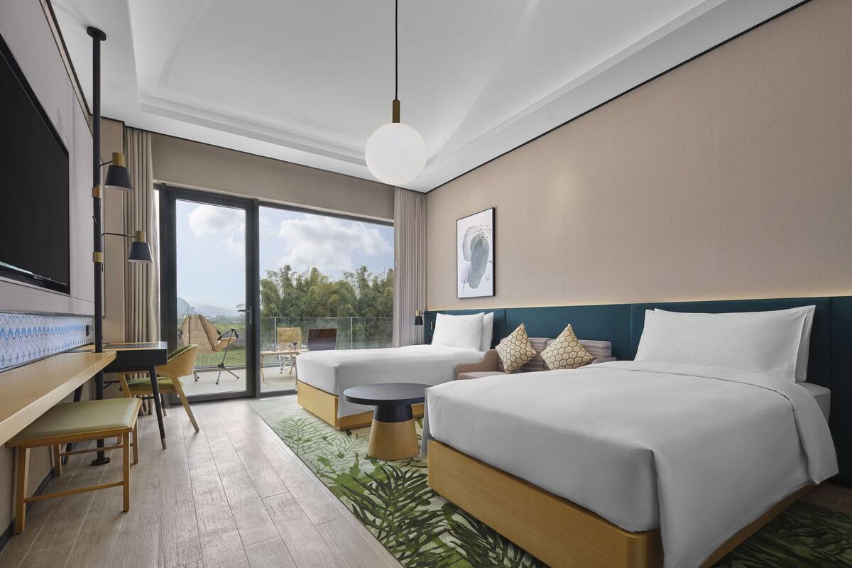 Down duvets, free minibar, in-room safe, desk