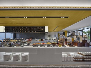 Daily buffet breakfast (CNY 128 per person)