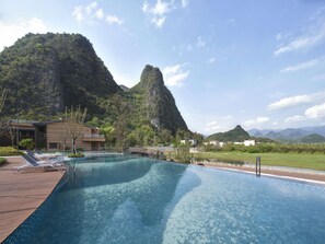 Outdoor pool, pool umbrellas, lifeguards on site - Hilton Garden Inn Guilin Yangshuo (Guilin)