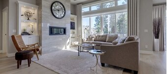 4 Bedroom 4 bath Luxury Home with hot tub, 7 beds