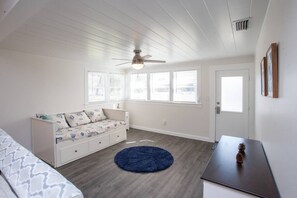 TV - Bright, Clean and Cozy Coastal Cottage in Ozona (Palm Harbor)