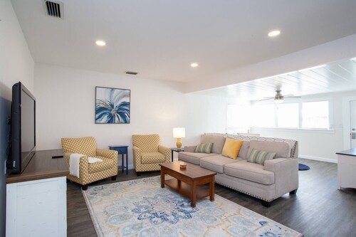 Bright, Clean and Cozy Coastal Home in Ozona