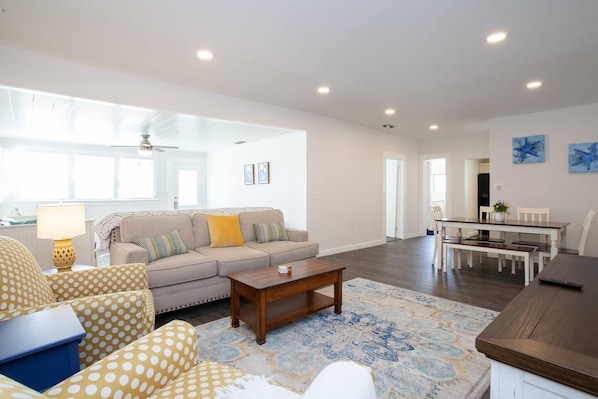 TV - Bright, Clean and Cozy Coastal Cottage in Ozona (Palm Harbor)