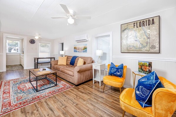 TV - Cheerful Coastal Cottage Close to Beach (Palm Harbor)