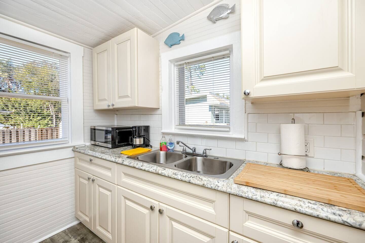 Kylskåp, mikrovågsugn, ugn och spishäll