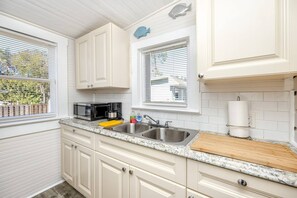 Fridge, microwave, oven, stovetop - Cheerful Coastal Cottage Close to Beach (Palm Harbor)