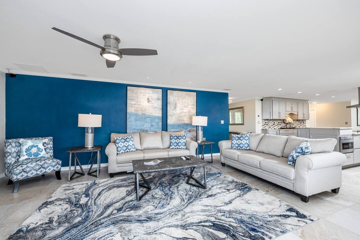 Een smart-tv en boeken