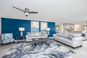 Een smart-tv en boeken