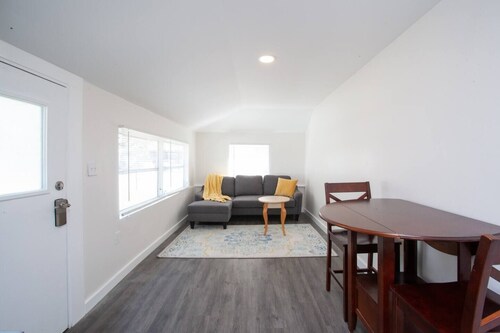 Quaint, Clean and Bright Cottage in Ozona