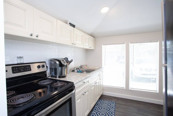 Een koelkast, een magnetron, een oven, een kookplaat