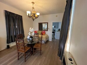 1 makuuhuone, silitysrauta/-lauta, Wi-Fi, vuodevaatteet