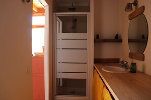 Douche, articles de toilette écologiques, sèche-cheveux