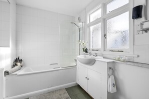 Haartrockner, Handtücher, Seife, Toilettenpapier