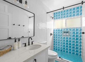 Dusche, Haartrockner, Handtücher