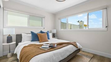 2 Schlafzimmer, Schreibtisch, Bügeleisen/Bügelbrett, Reisekinderbett