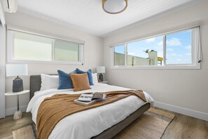 2 Schlafzimmer, Schreibtisch, Bügeleisen/Bügelbrett, Reisekinderbett