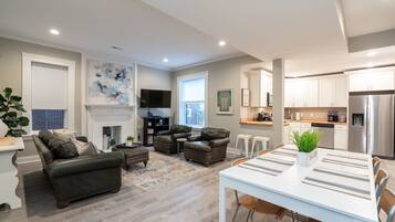 House, 2 Queen Beds, Patio, City View | Dining