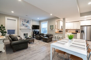 4632(2ndFl): Historic Haven by JZ Vacation Rentals