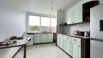 Kühlschrank, Ofen, Wasserkocher mit Kaffee-/Teezubehör, Wasserkocher