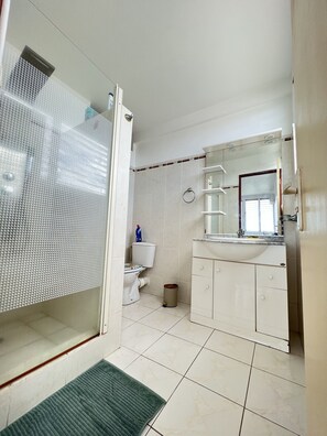 Douche, serviettes fournies