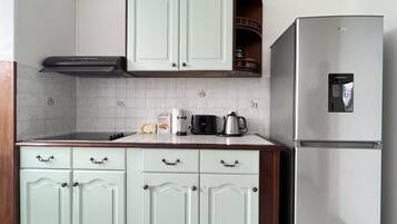 Kühlschrank, Ofen, Wasserkocher mit Kaffee-/Teezubehör, Wasserkocher