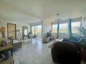 TV, offices - Le Sunset : Vue mer, plage et confort à Fort-de-France (Fort-de-France)