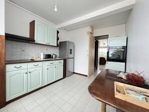 Fridge, oven, coffee/tea maker, electric kettle