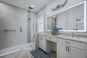 Douche, séchoir à cheveux, serviettes fournies, savon