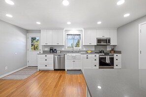 冷蔵庫、電子レンジ、オーブン、コンロ